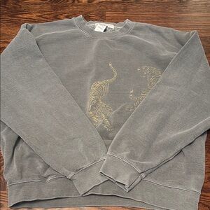 GREY CREWNECK